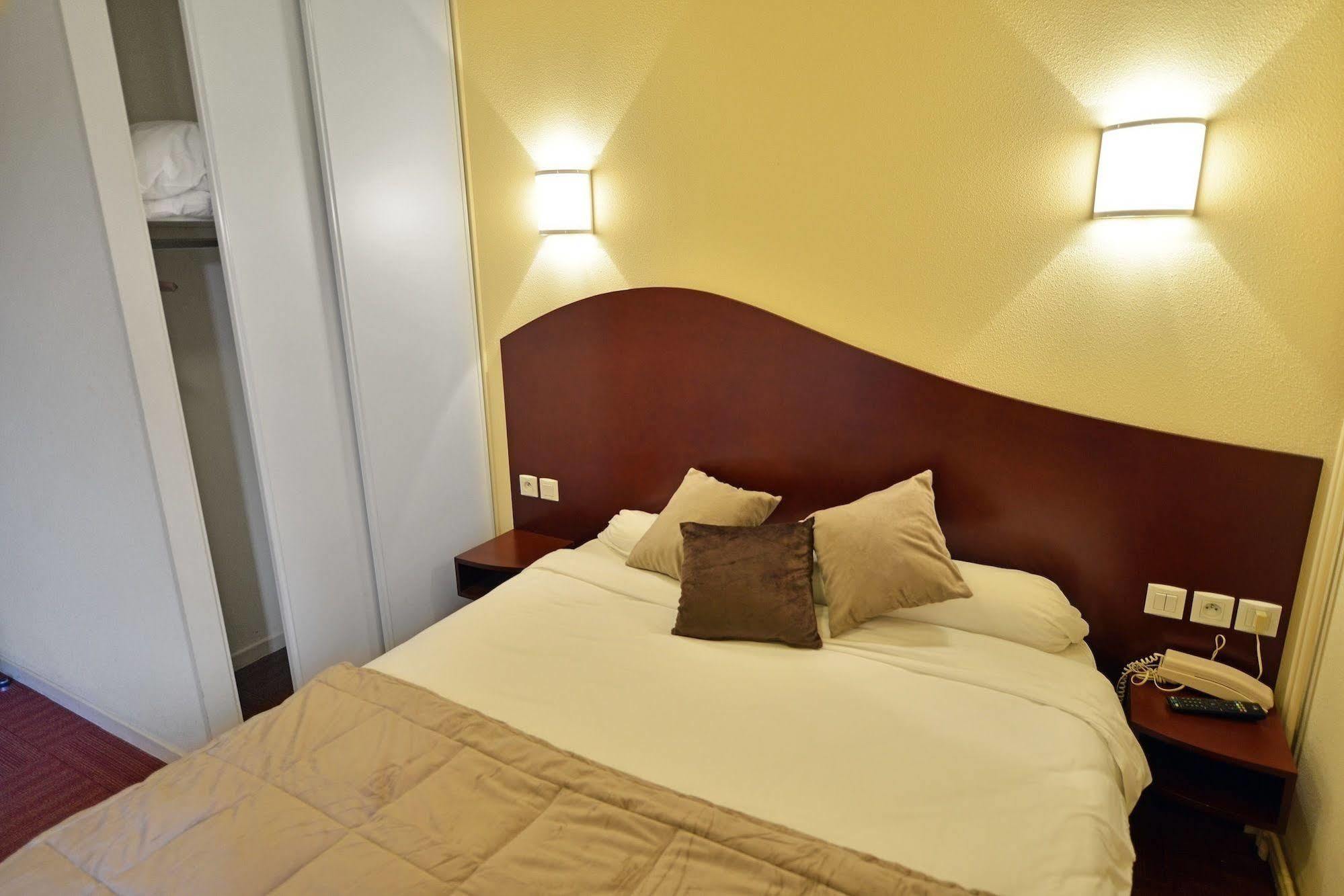 Hotel Les Commercants Клермон-Ферран Экстерьер фото